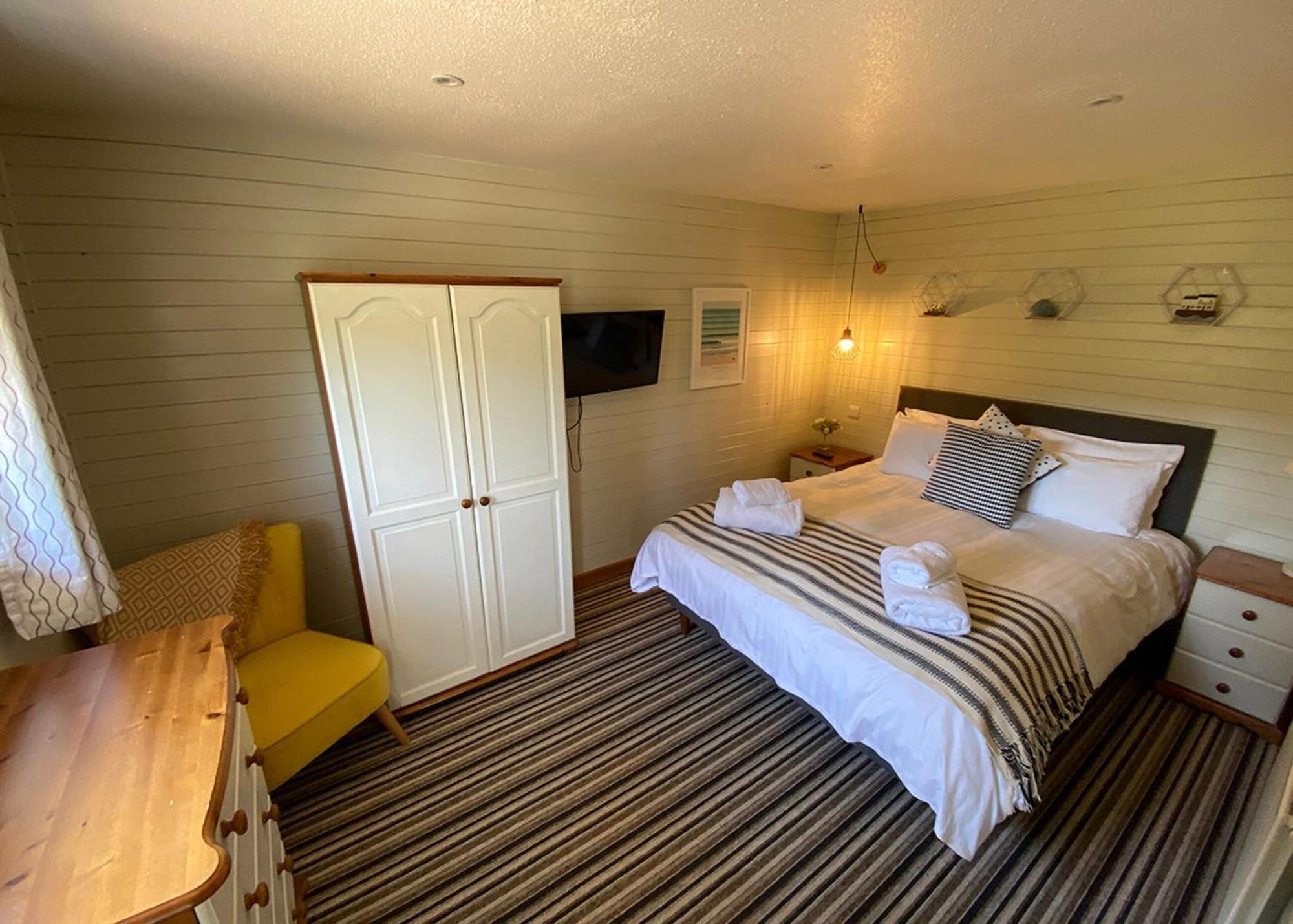 Ivyleaf Combe Lodges Stratton  Экстерьер фото